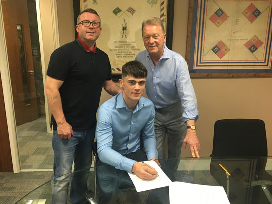 Frank Warren signs Ryan Hatton