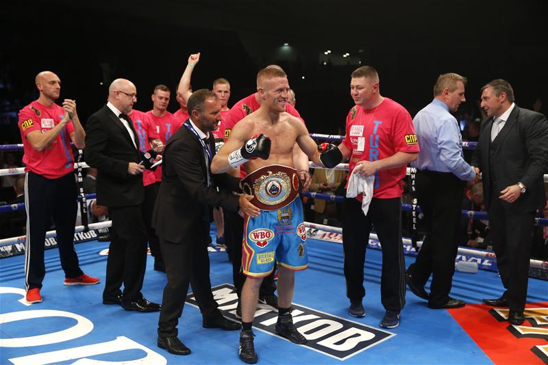 Flanagan Crowned King After Zepeda Dislocates Shoulder - Queensberry