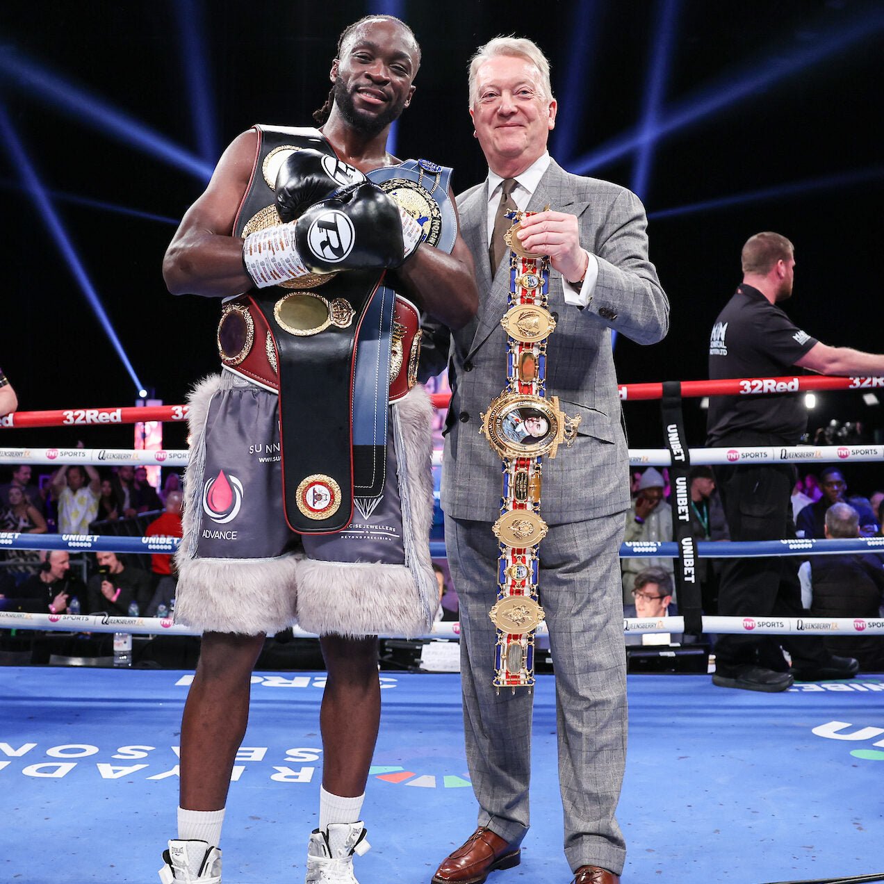 Mag 7 lights up London - Queensberry