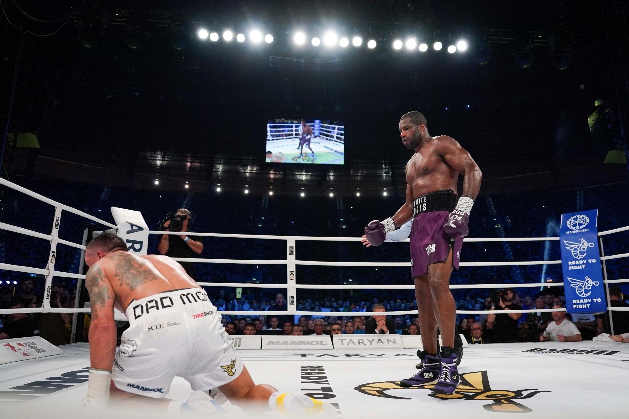 Usyk vs Dubois: First Fight Ends in Controversy - Queensberry