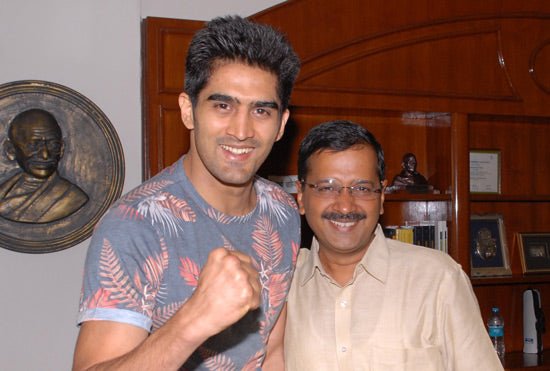 Vijender Singh Meets Chief Minister Arvind Kejriwal, Invites Him To Show On 11 June In Delhi - Queensberry